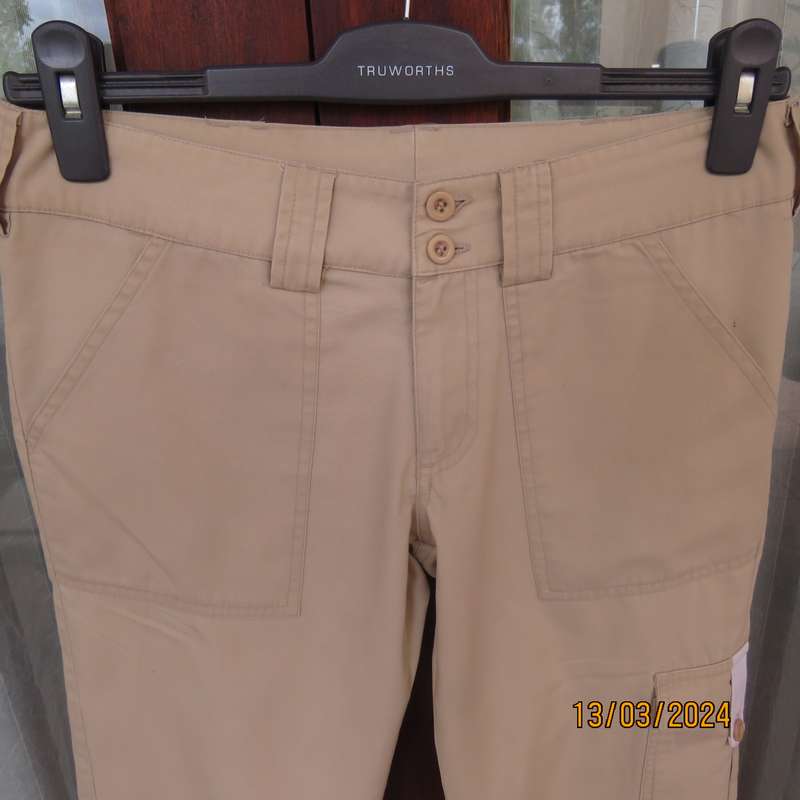 Rich cream polycotton cropped low rise pants. Petite size 34. As new condition