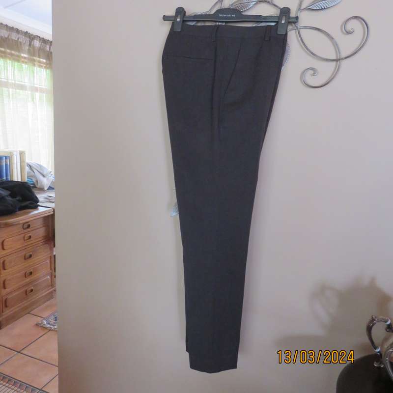 STUDIO W men's dark slate 100% polyester smart pants size 32. As new