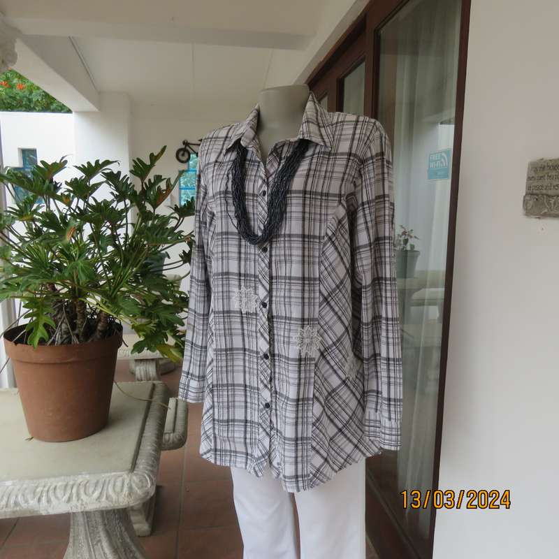 RENE TAYLOR black-white check 100% cotton long sleeve shirt size 42. Embossed.