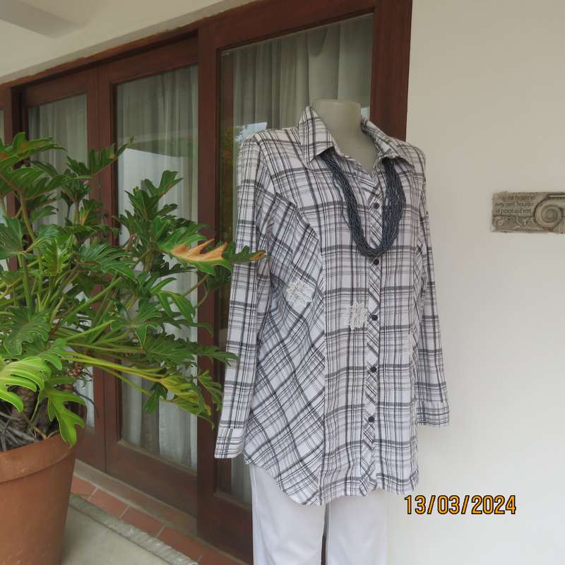 RENE TAYLOR black-white check 100% cotton long sleeve shirt size 42. Embossed.