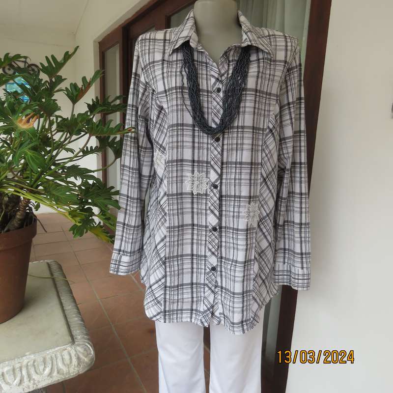 RENE TAYLOR black-white check 100% cotton long sleeve shirt size 42. Embossed.