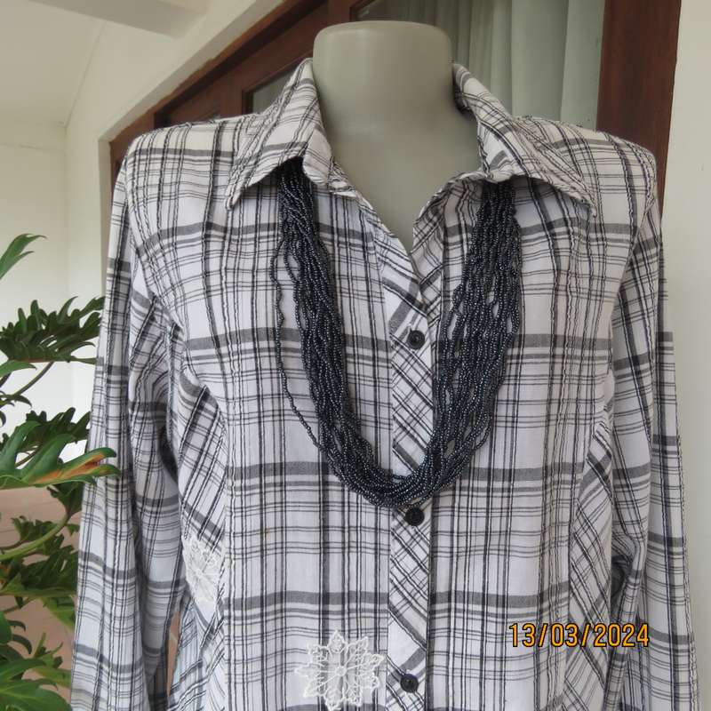 RENE TAYLOR black-white check 100% cotton long sleeve shirt size 42. Embossed.