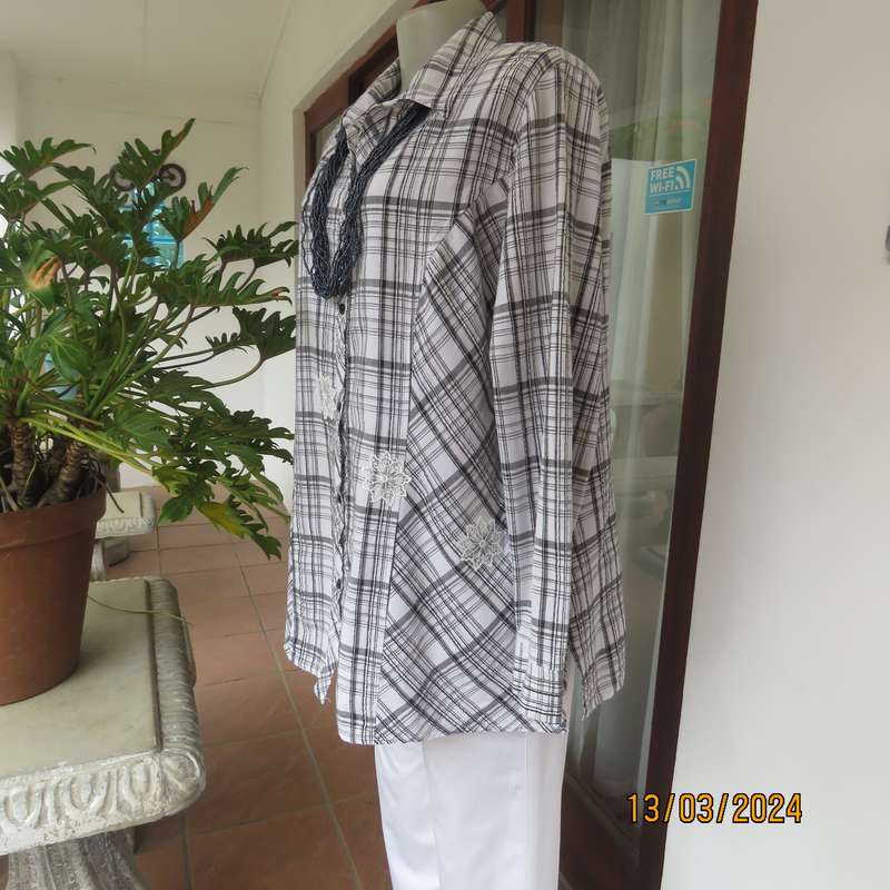 RENE TAYLOR black-white check 100% cotton long sleeve shirt size 42. Embossed.