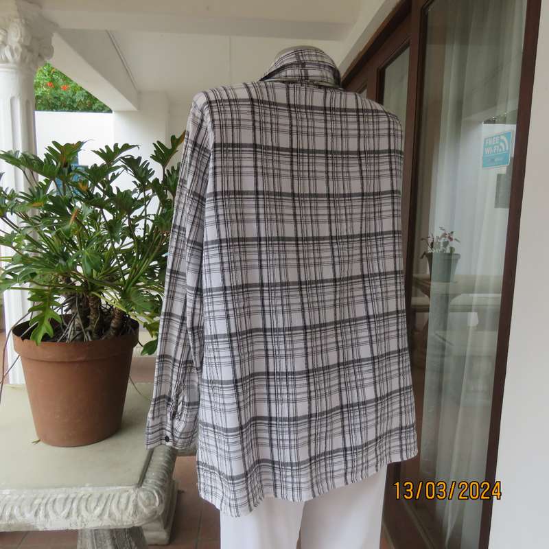 RENE TAYLOR black-white check 100% cotton long sleeve shirt size 42. Embossed.
