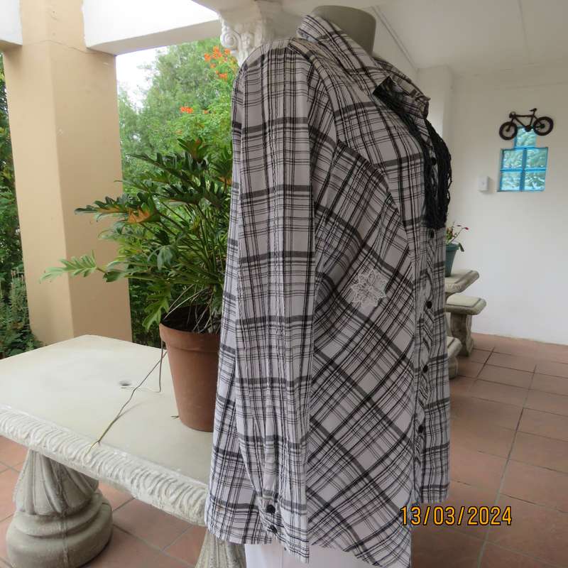 RENE TAYLOR black-white check 100% cotton long sleeve shirt size 42. Embossed.