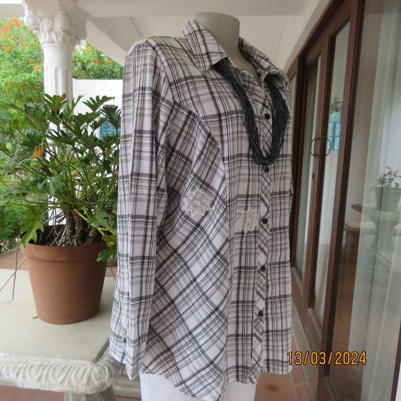 RENE TAYLOR black-white check 100% cotton long sleeve shirt size 42. Embossed.