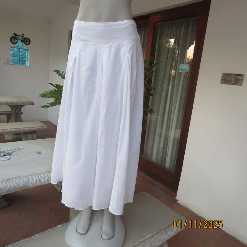 WOOLWORTHS amazing fine cotton white half flare skirt in white. Paneled and with 6 pleats.Size 36.