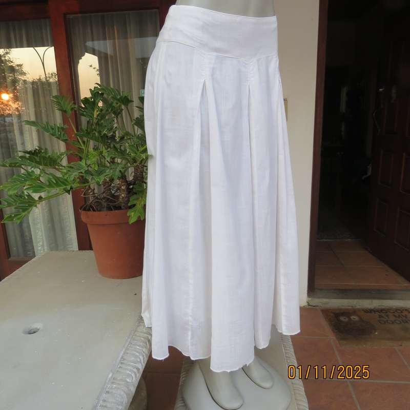 WOOLWORTHS amazing fine cotton white half flare skirt in white. Paneled and with 6 pleats.Size 36.