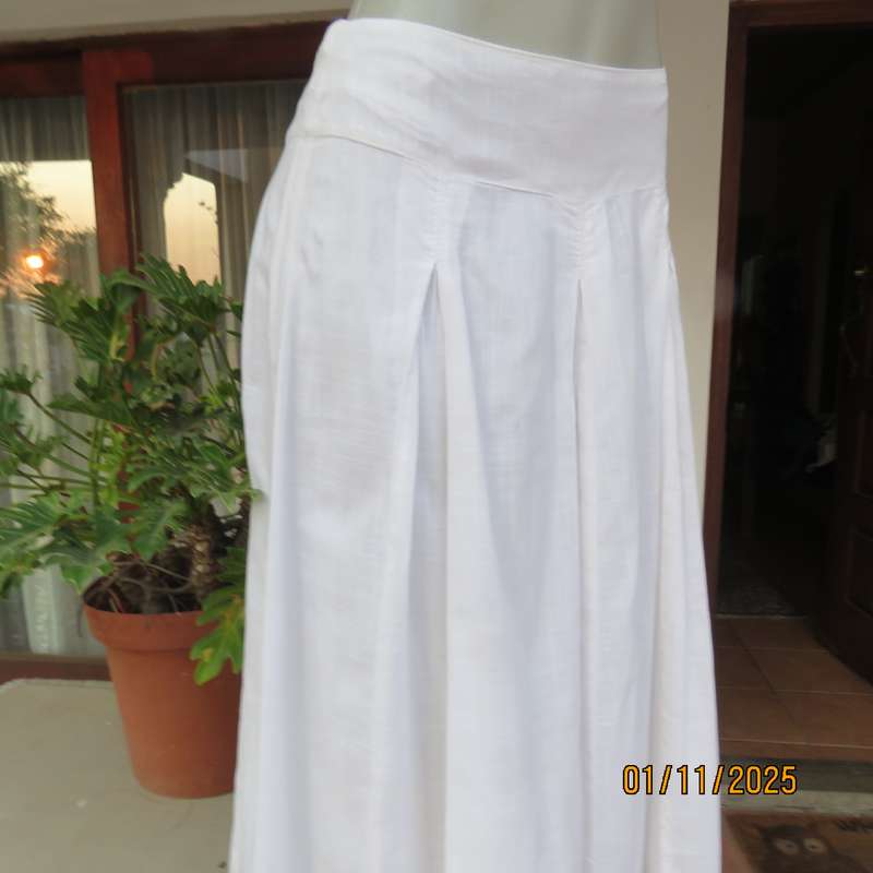 WOOLWORTHS amazing fine cotton white half flare skirt in white. Paneled and with 6 pleats.Size 36.
