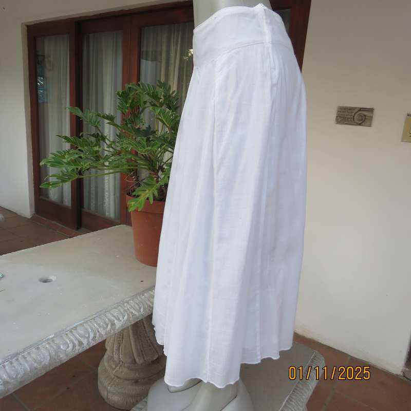 WOOLWORTHS amazing fine cotton white half flare skirt in white. Paneled and with 6 pleats.Size 36.