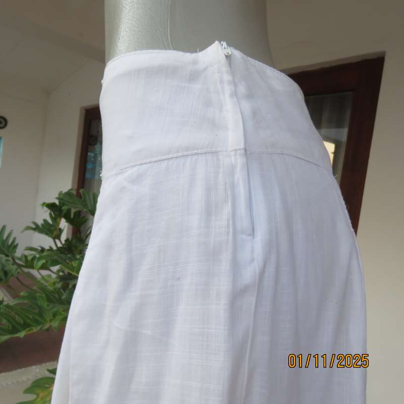WOOLWORTHS amazing fine cotton white half flare skirt in white. Paneled and with 6 pleats.Size 36.