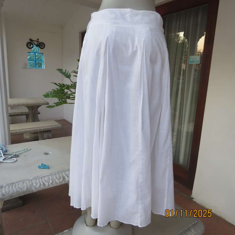 WOOLWORTHS amazing fine cotton white half flare skirt in white. Paneled and with 6 pleats.Size 36.