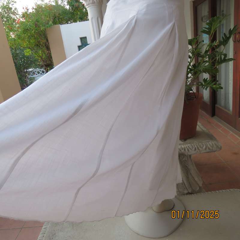 WOOLWORTHS amazing fine cotton white half flare skirt in white. Paneled and with 6 pleats.Size 36.