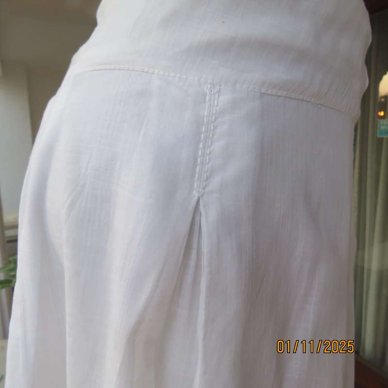WOOLWORTHS amazing fine cotton white half flare skirt in white. Paneled and with 6 pleats.Size 36.