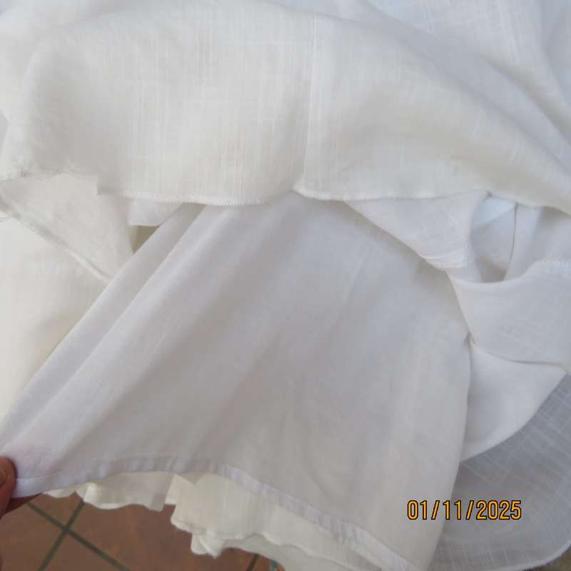 WOOLWORTHS amazing fine cotton white half flare skirt in white. Paneled and with 6 pleats.Size 36.