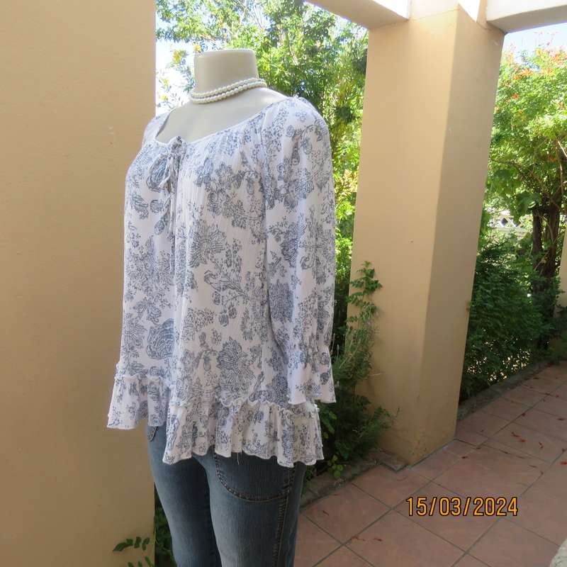 Cute white-navy crinkled viscose peasant style top. Size 38. Frilled hemline.