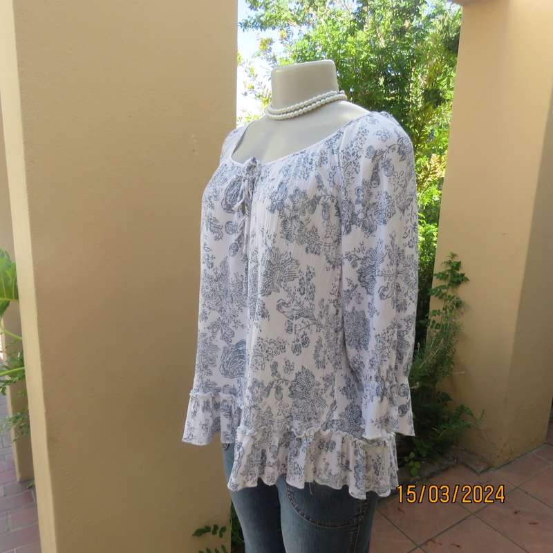 Cute white-navy crinkled viscose peasant style top. Size 38. Frilled hemline.