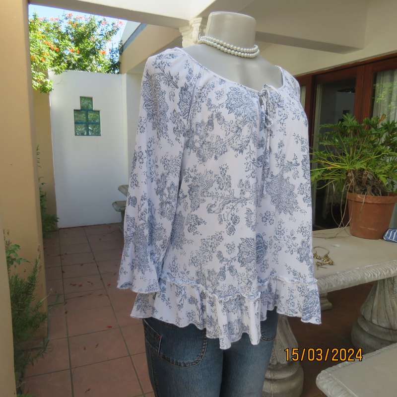 Cute white-navy crinkled viscose peasant style top. Size 38. Frilled hemline.