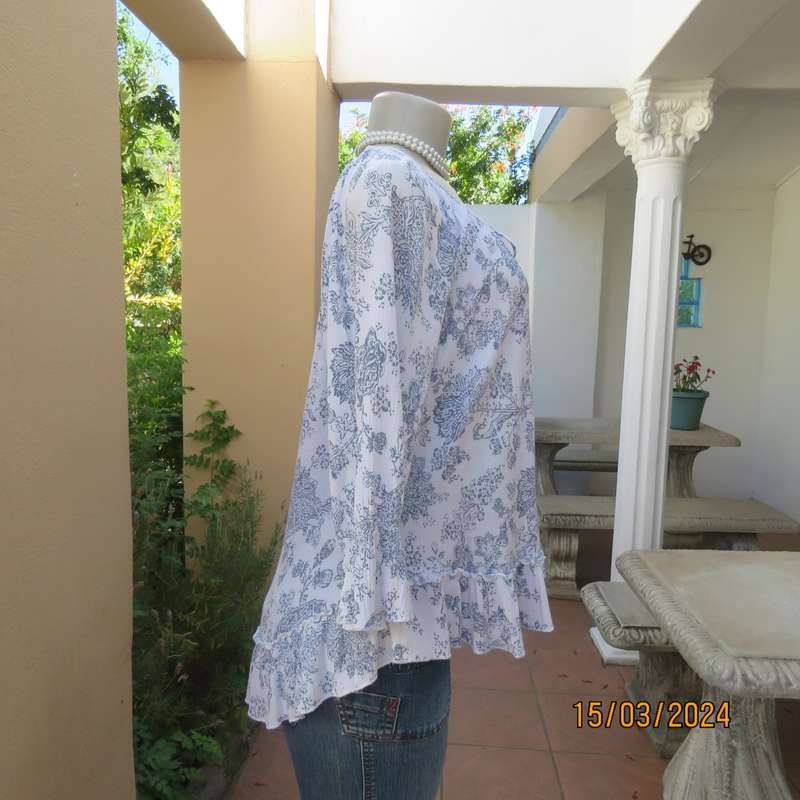 Cute white-navy crinkled viscose peasant style top. Size 38. Frilled hemline.