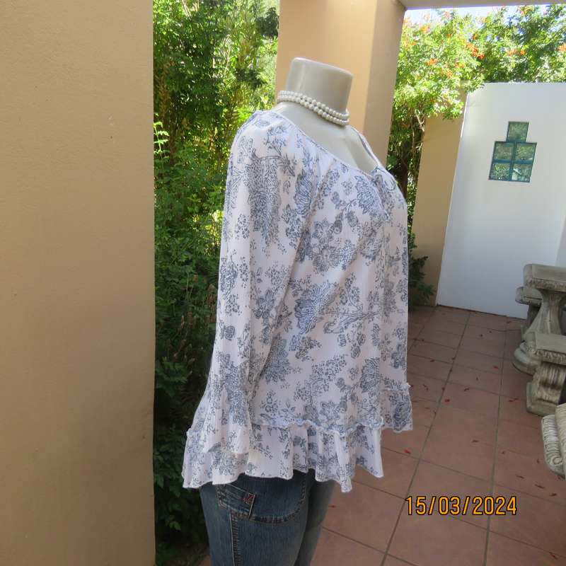 Cute white-navy crinkled viscose peasant style top. Size 38. Frilled hemline.