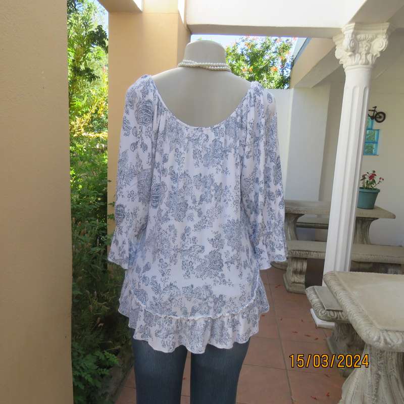Cute white-navy crinkled viscose peasant style top. Size 38. Frilled hemline.