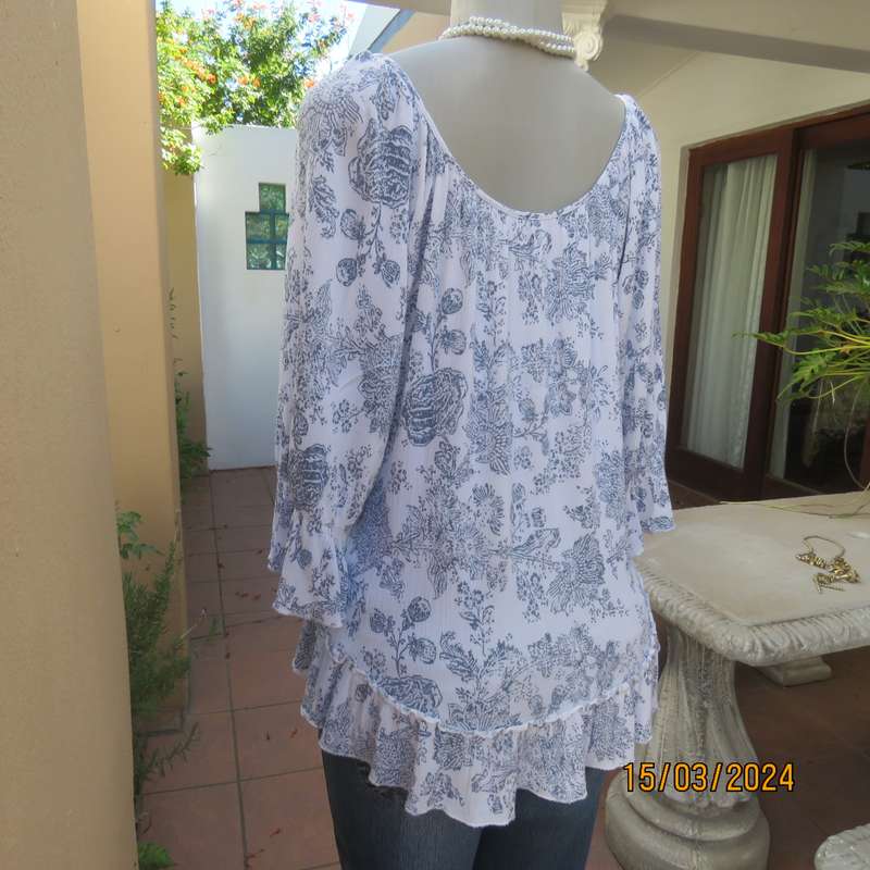 Cute white-navy crinkled viscose peasant style top. Size 38. Frilled hemline.