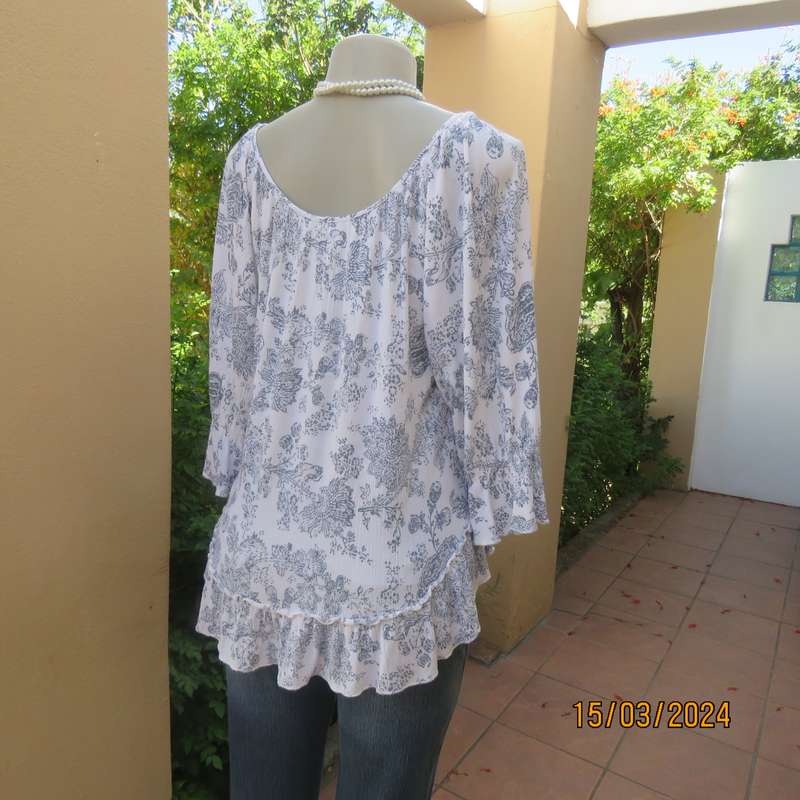 Cute white-navy crinkled viscose peasant style top. Size 38. Frilled hemline.
