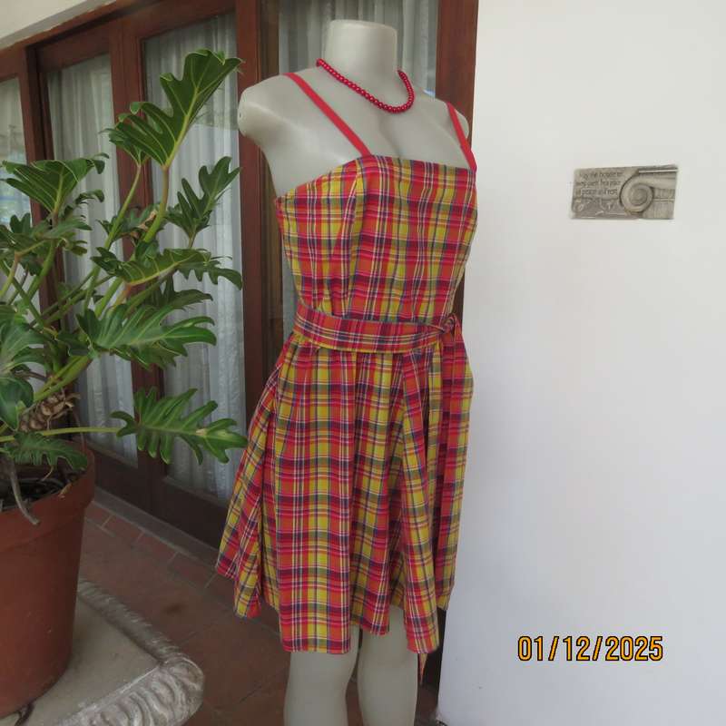 Cheerful LEGIT strappy dress in red-blue-yellow tartan check. Size 40. 100% cotton. Fabric belt.