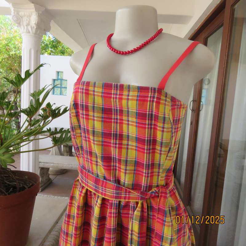 Cheerful LEGIT strappy dress in red-blue-yellow tartan check. Size 40. 100% cotton. Fabric belt.
