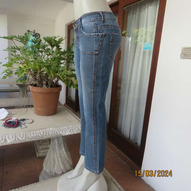 LEGIT light fit size 34 blue denim stretch cotton jeans. Bootlegged.