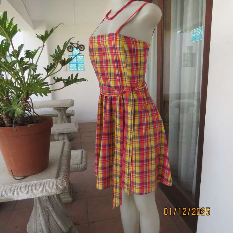 Cheerful LEGIT strappy dress in red-blue-yellow tartan check. Size 40. 100% cotton. Fabric belt.