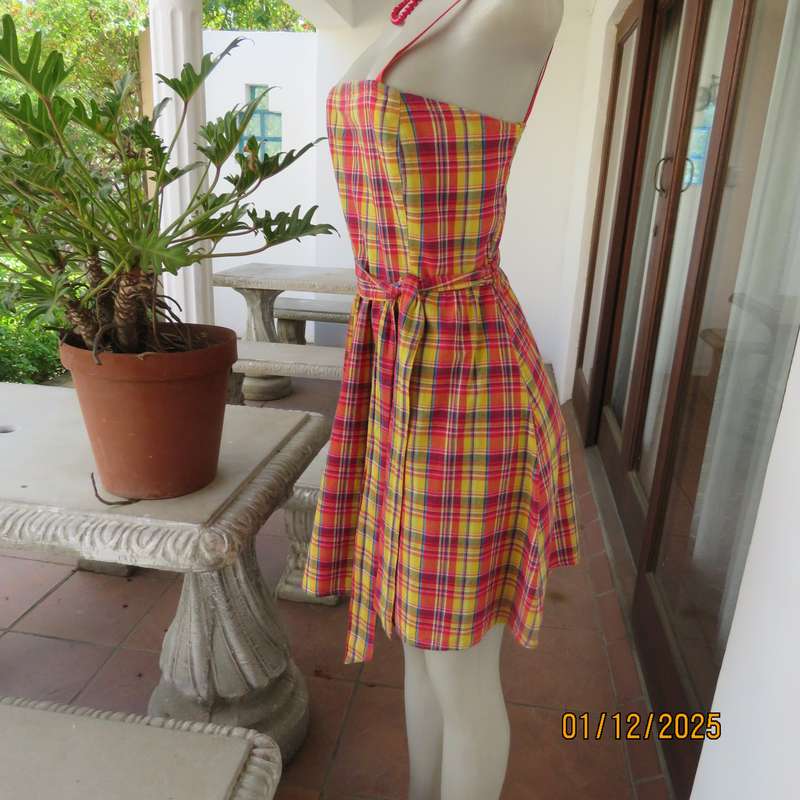 Cheerful LEGIT strappy dress in red-blue-yellow tartan check. Size 40. 100% cotton. Fabric belt.