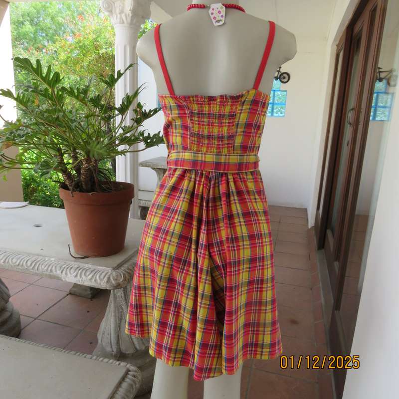 Cheerful LEGIT strappy dress in red-blue-yellow tartan check. Size 40. 100% cotton. Fabric belt.
