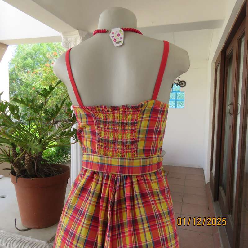 Cheerful LEGIT strappy dress in red-blue-yellow tartan check. Size 40. 100% cotton. Fabric belt.
