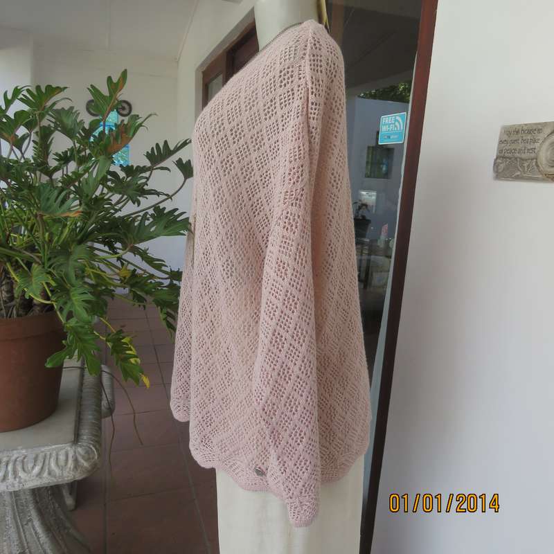 TRS acrylic knit slip over long sleeve pale pink lace stitch top size 46. With gold thread.