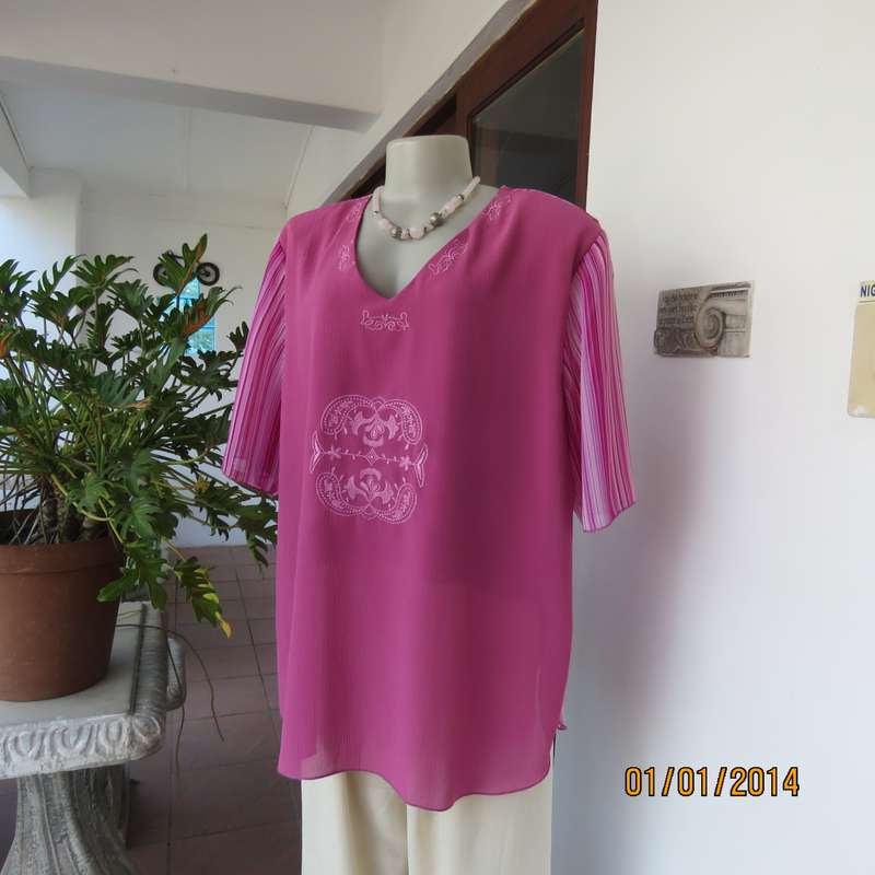 WINGKYS short sleeve slip over V neck top in striped pink and embroidered front.Size 46.