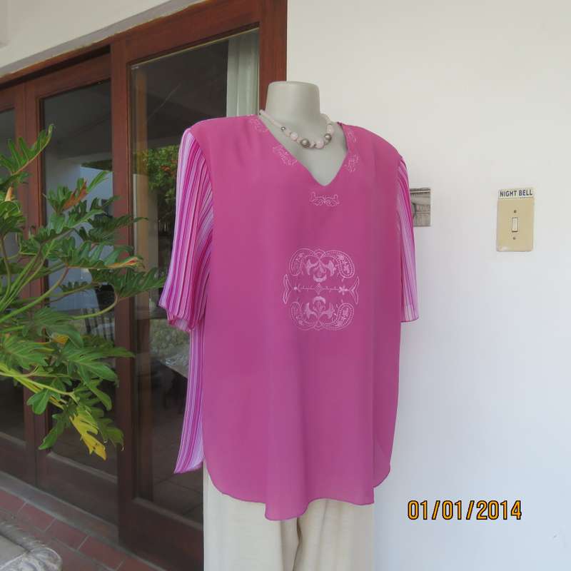 WINGKYS short sleeve slip over V neck top in striped pink and embroidered front.Size 46.