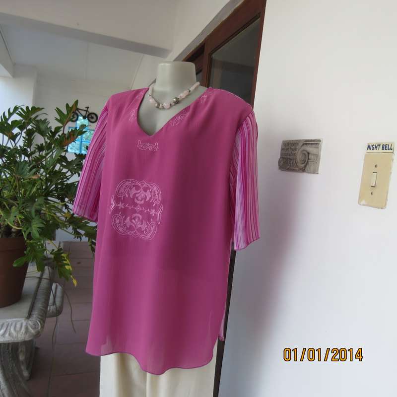 WINGKYS short sleeve slip over V neck top in striped pink and embroidered front.Size 46.