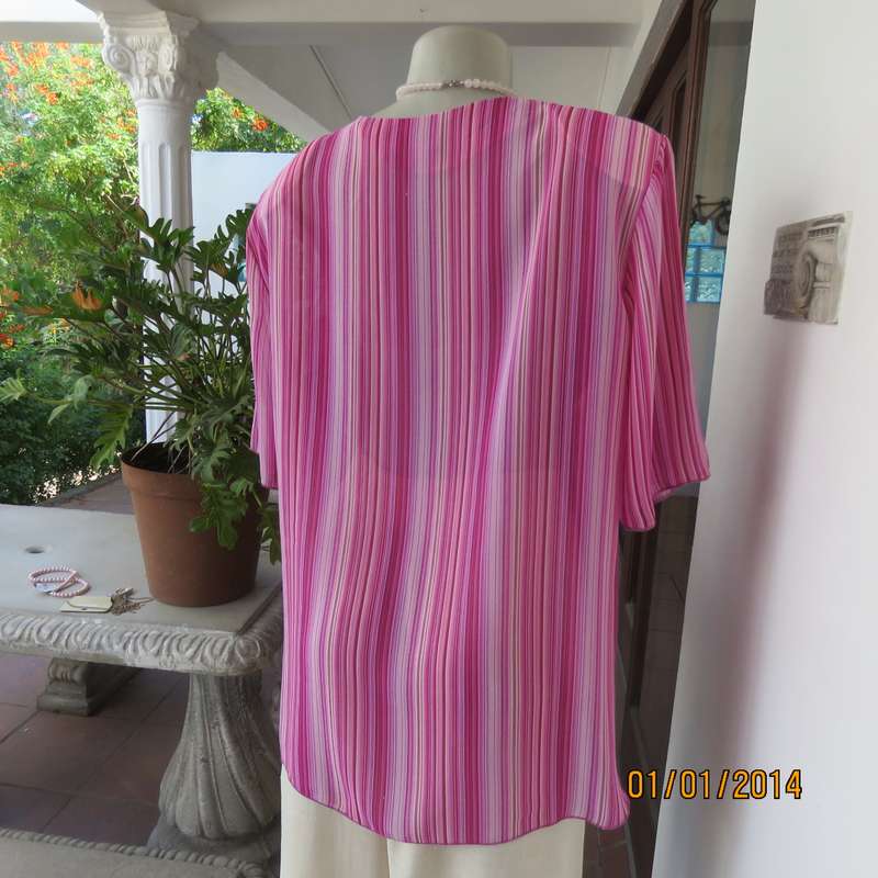 WINGKYS short sleeve slip over V neck top in striped pink and embroidered front.Size 46.