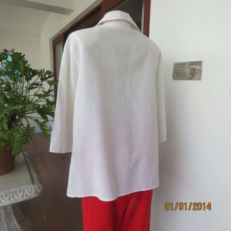 ZETA white 100% ramie slip over top with V and collar. Black embroidery. Size 40