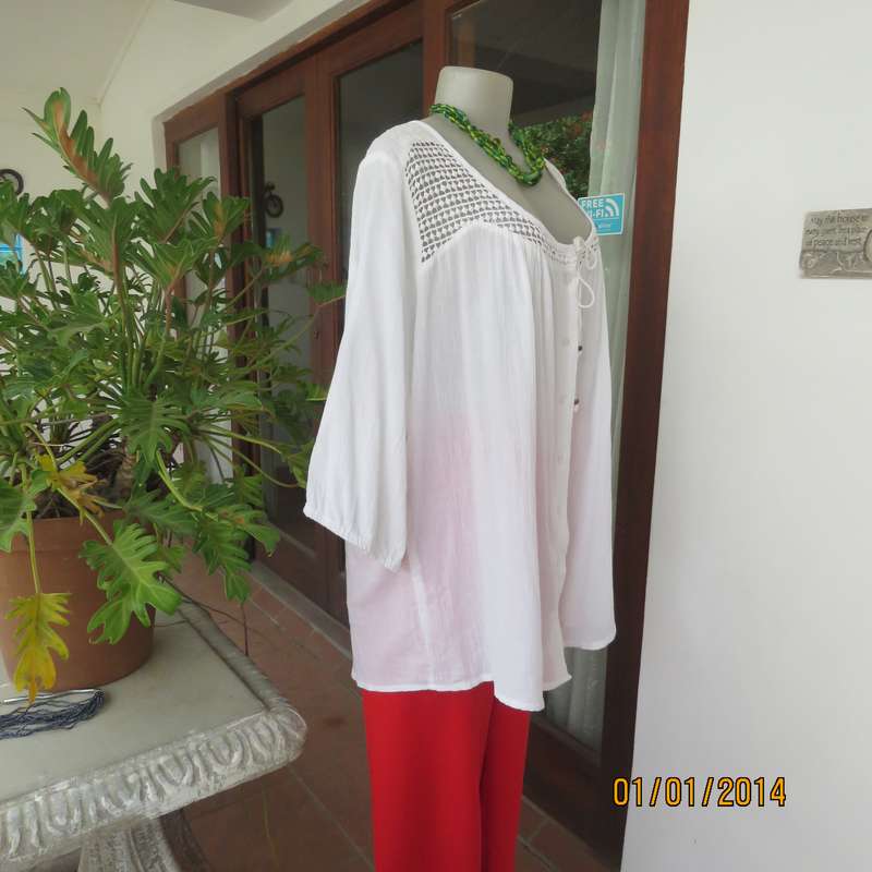 DONNA CLAIRE white creased cotton size 50 button down top. Lace-embroidered yoke.