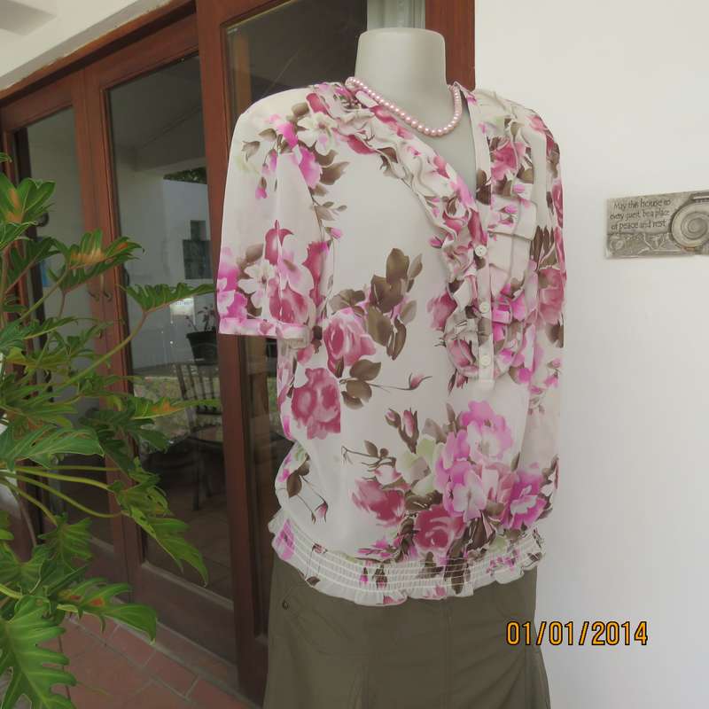 MERIEN HALL nostalgic blouson white short sleeve top with pink roses. Size 38