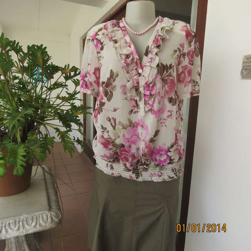 MERIEN HALL nostalgic blouson white short sleeve top with pink roses. Size 38
