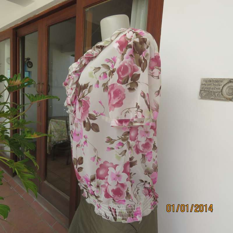 MERIEN HALL nostalgic blouson white short sleeve top with pink roses. Size 38