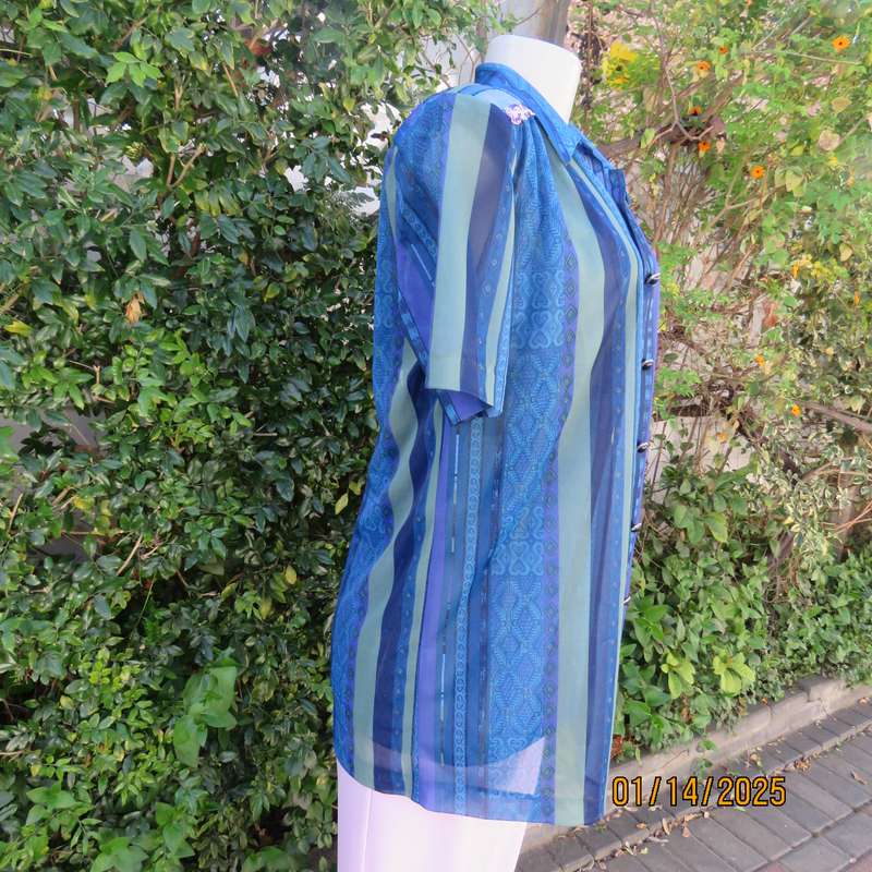 NUVELLE vintage 2 pc blouse set. Cami and button down top. In blue-purple-green lines. Size 36.
