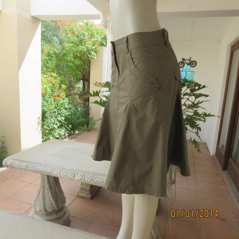 Fashion gored medium brown skirt in 100% cotton. Cute front pockets. Size 32 by RED.