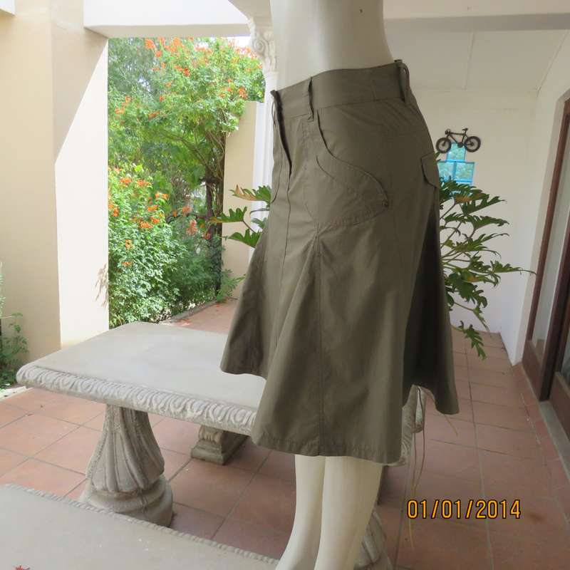 Fashion gored medium brown skirt in 100% cotton. Cute front pockets. Size 32 by RED.