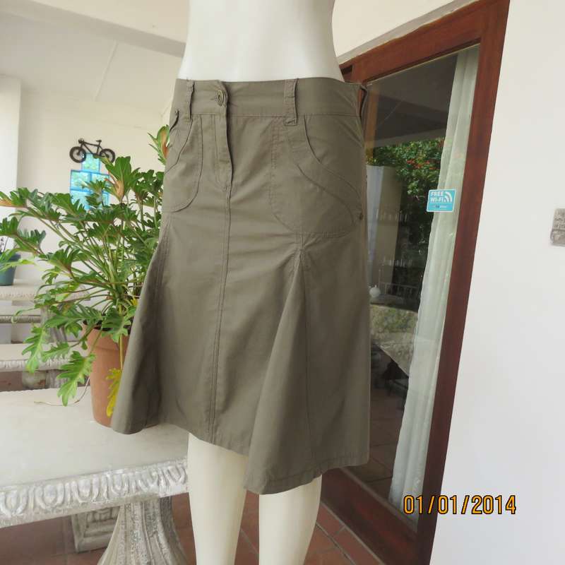 Fashion gored medium brown skirt in 100% cotton. Cute front pockets. Size 32 by RED.