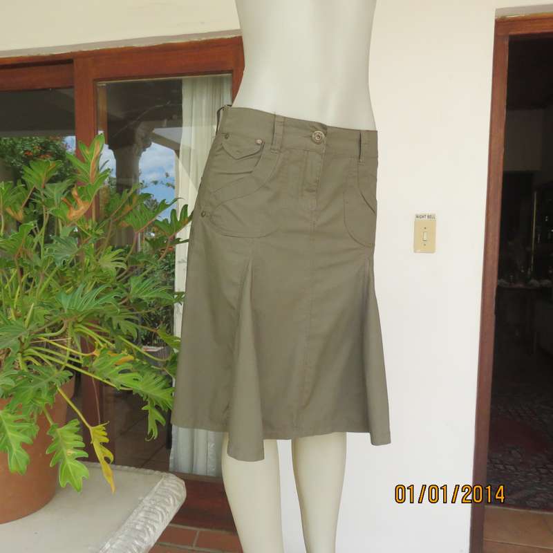 Fashion gored medium brown skirt in 100% cotton. Cute front pockets. Size 32 by RED.