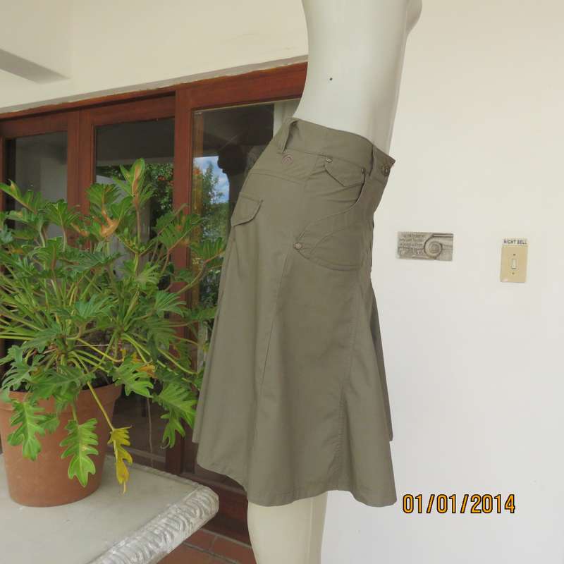 Fashion gored medium brown skirt in 100% cotton. Cute front pockets. Size 32 by RED.